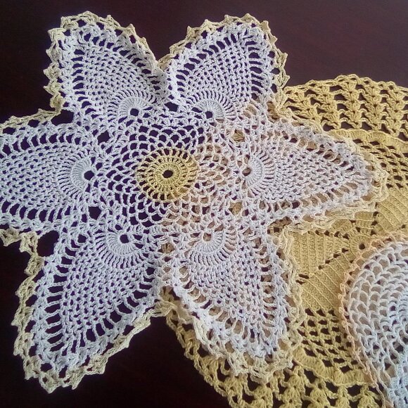 Yellow and White Set of 3 Doilies from Mid Century - Hand Crocheted - Picture 3 of 6